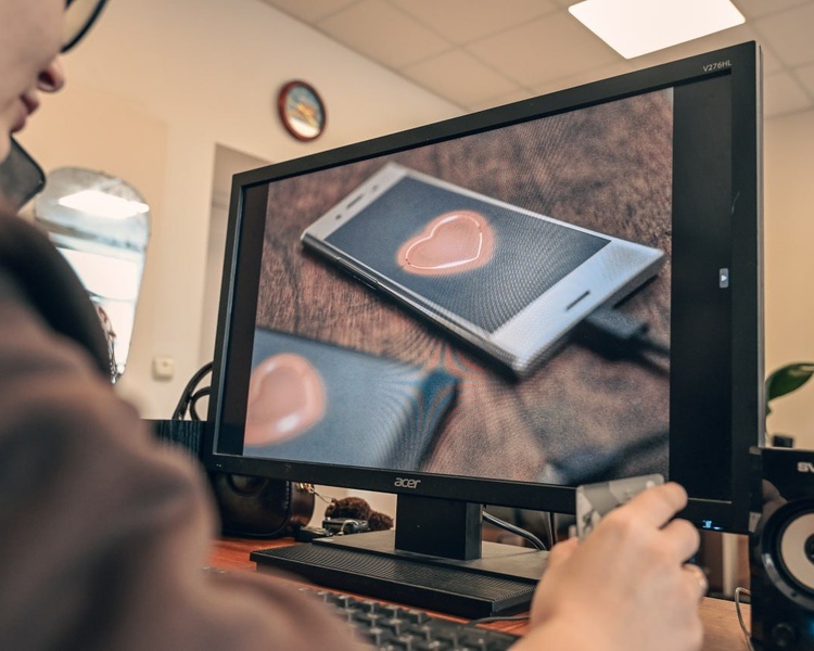 Мошенники подбивают на романтику: как курянок ловят на сайтах знакомств