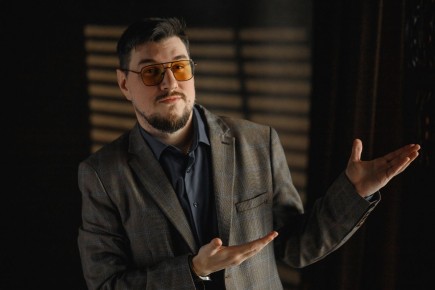 Почему она всегда отвечает, но никогда не пишет первой?